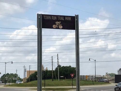 town run trail park sign